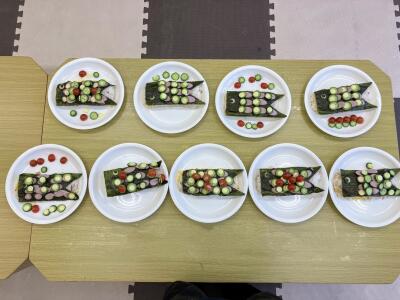 料理レクでちらし寿司をこいのぼりの形にして各自で作りました。