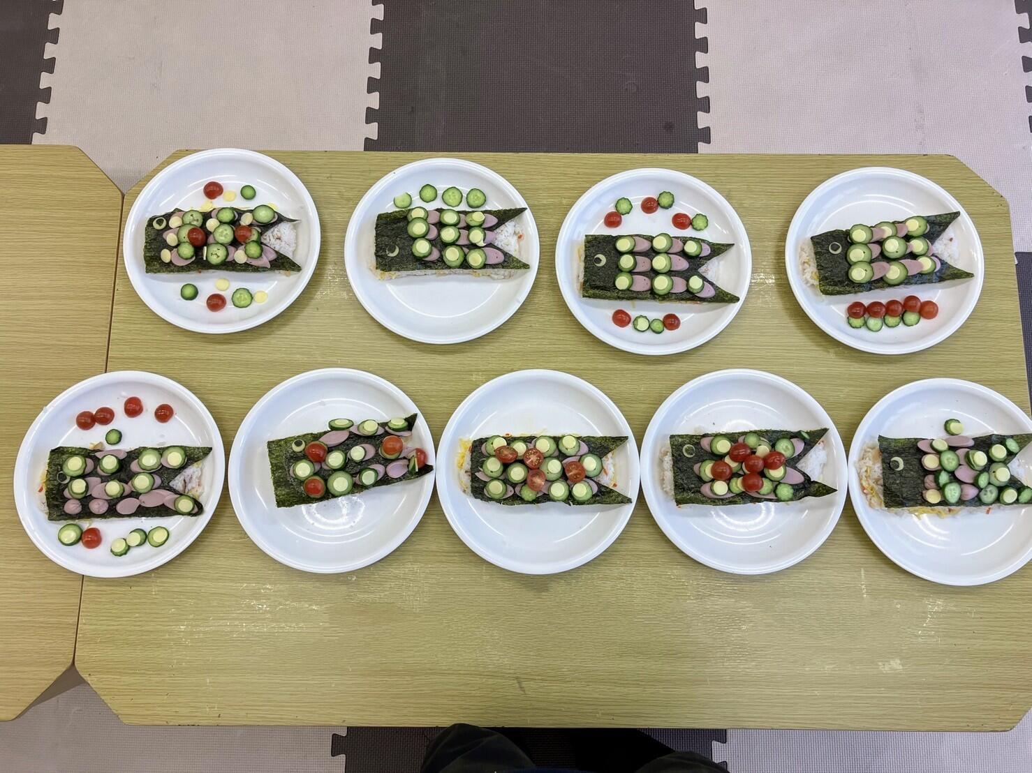 料理レクでちらし寿司をこいのぼりの形にして各自で作りました。