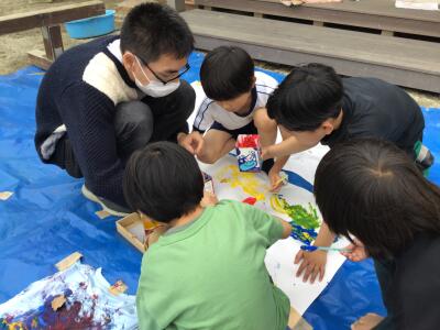 小麦粉絵の具は馴染みのある絵の具とは違って、少し“もたっ”とした感触！
