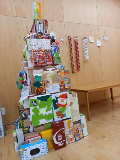 子どもたちより大きなクリスマスツリーの完成！！