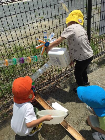 水の流れを観察中！